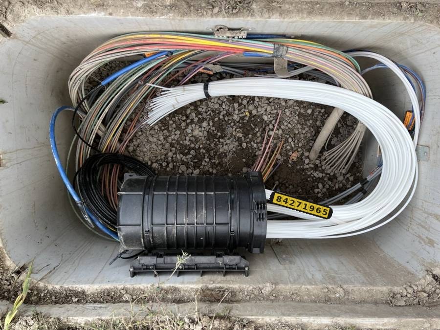 Fibre splice case and loops in a below-grade vault