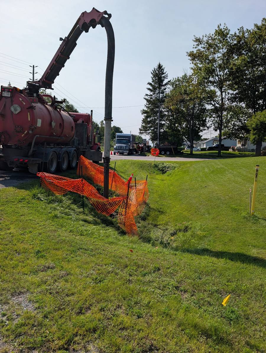 Hydrovac unit daylighting existing utilities